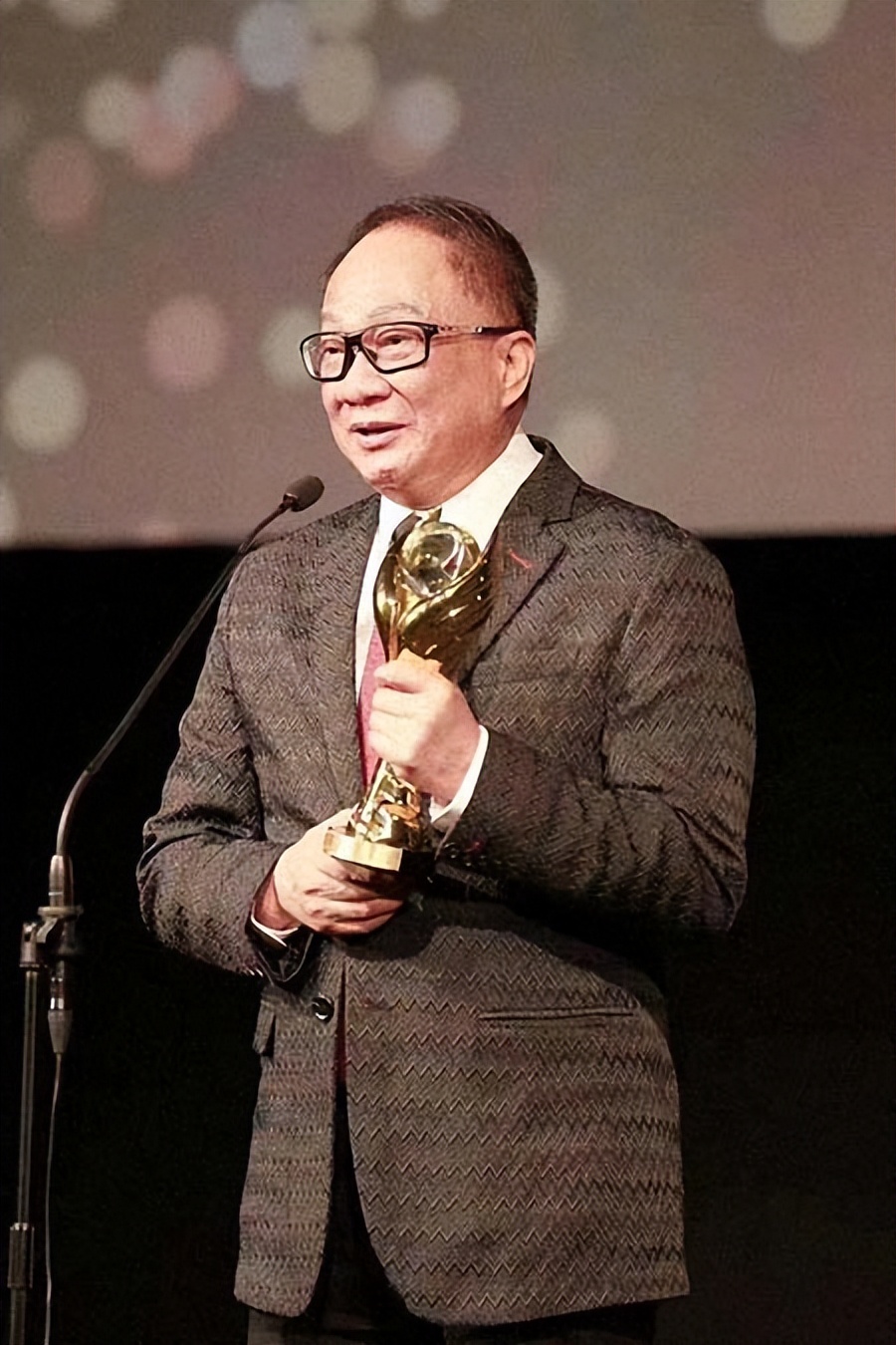 演员于荣光:结婚35年0绯闻,63岁时妻子闹离婚,5千万资产对半分