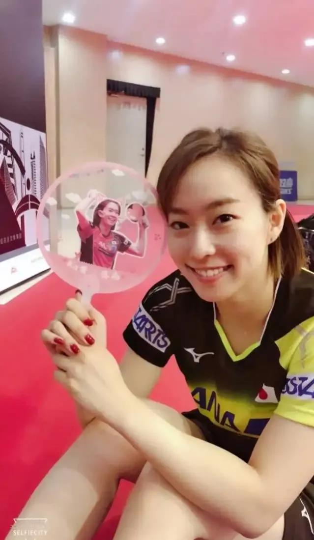 石川佳纯在国内球迷中有着几乎媲美福原爱的口碑,一是因为长相周正;二