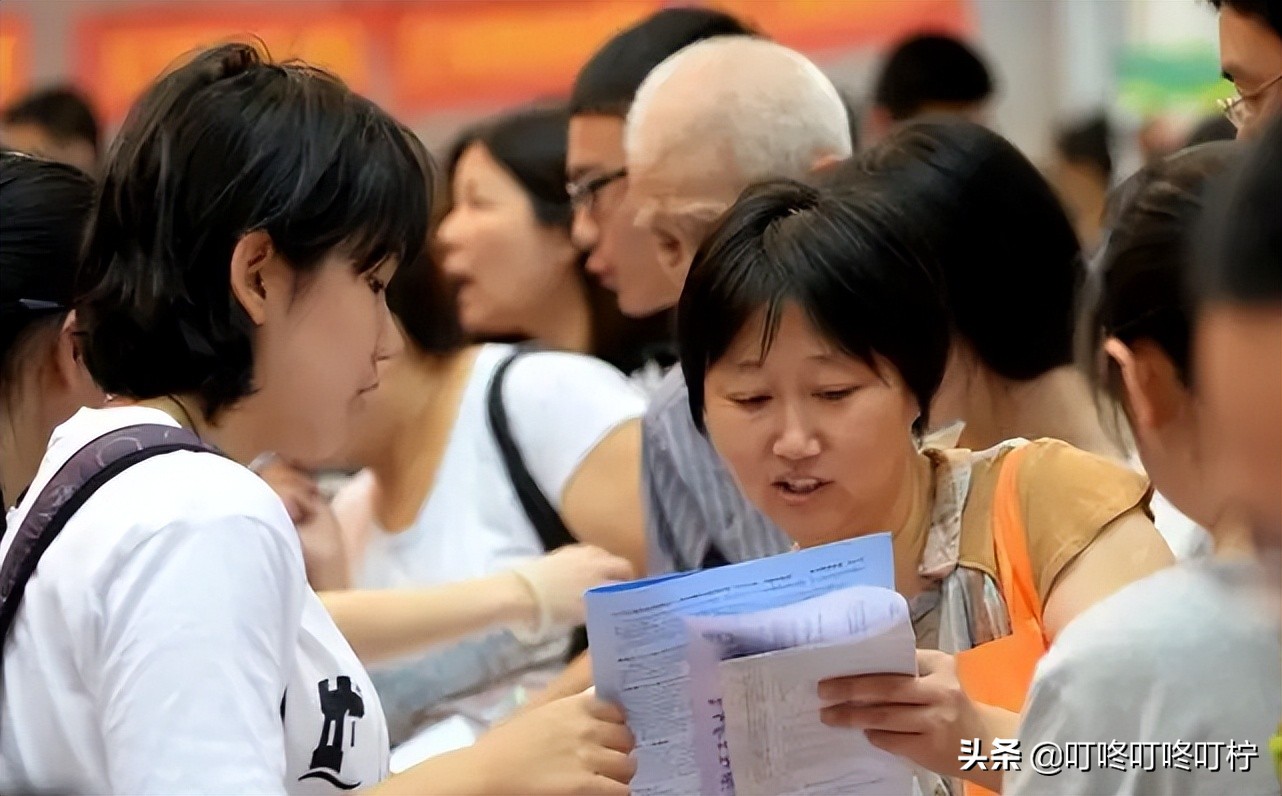 高三学生的家长可以多卑微，孩子不领情，老师看完直言心疼