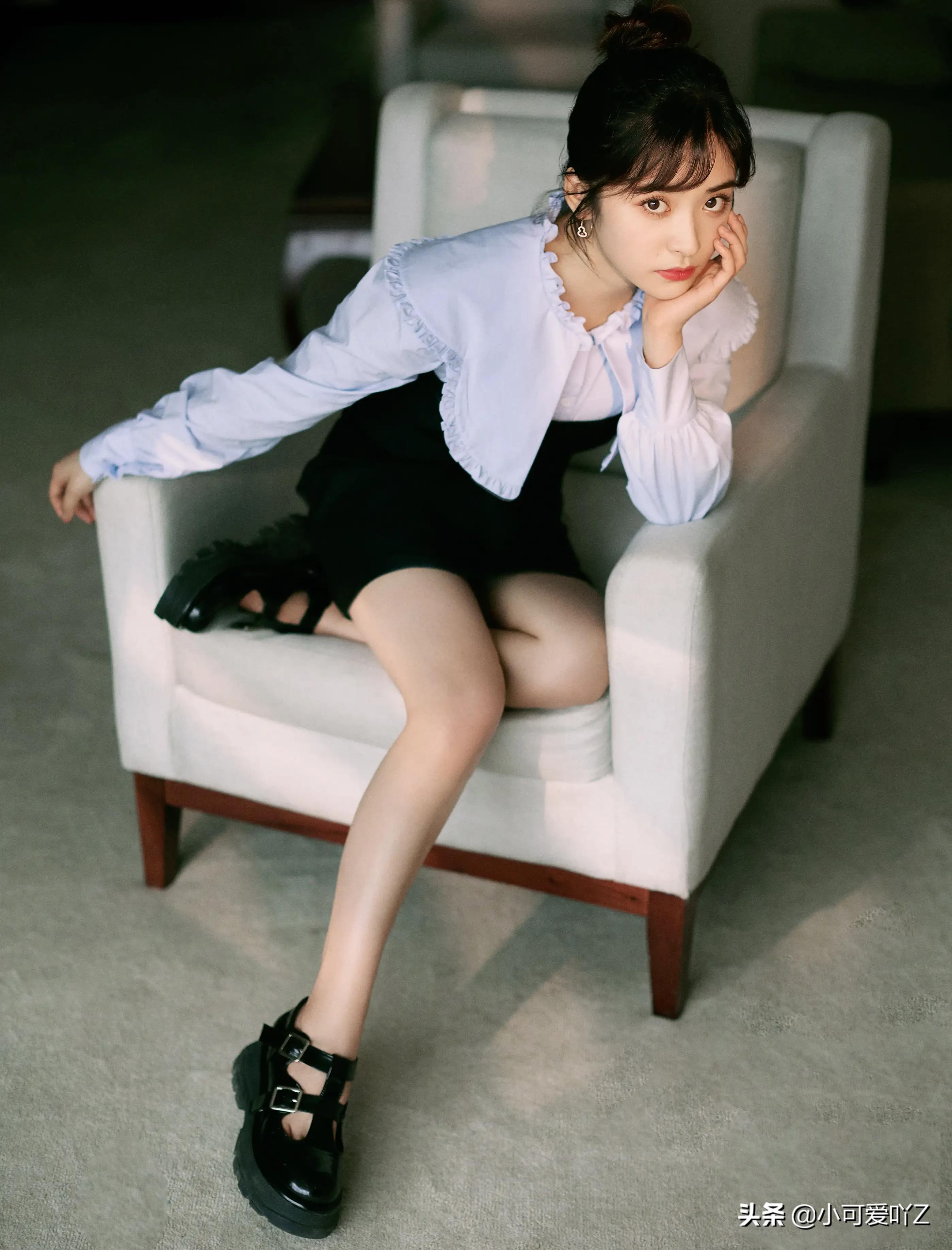 沈月，淡雅裙装，清纯甜美