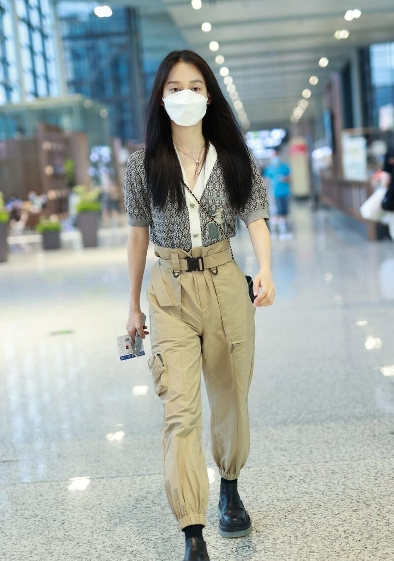 女生军绿色的工装裤搭配,女生军绿色的工装裤搭配秋冬_知识经验网