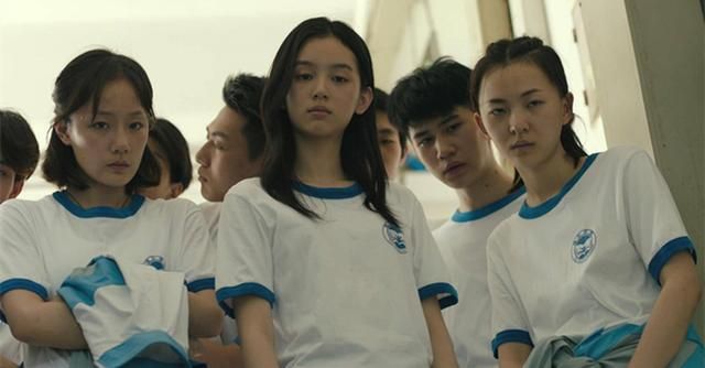 20岁大学生不堪折磨，当着妈妈的面跳楼身亡，校园霸凌太可恶了