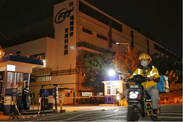 骑着外卖车的富士康工人,决定把家安在深圳