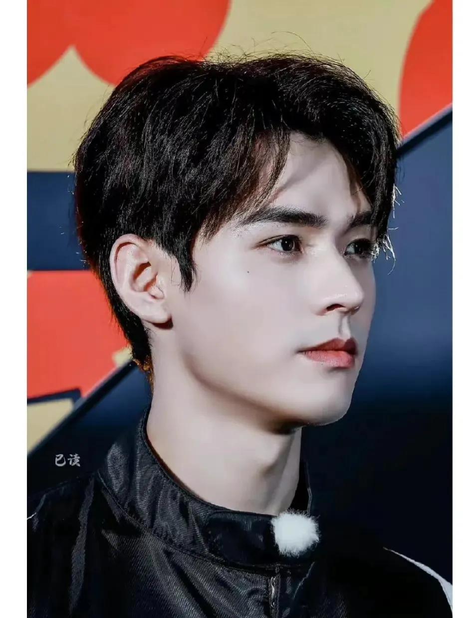 龚俊的赛车服造型简直不要太帅