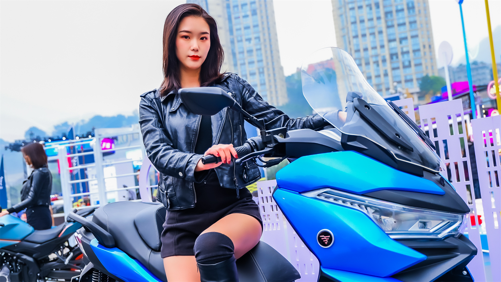 无极350踏板和美女在隆鑫机车文化节很耀眼