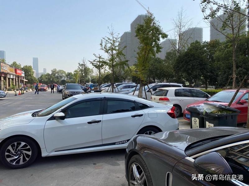 奥迪违章停车被城管举报，拖车师傅看了直摇头：这车没法拖