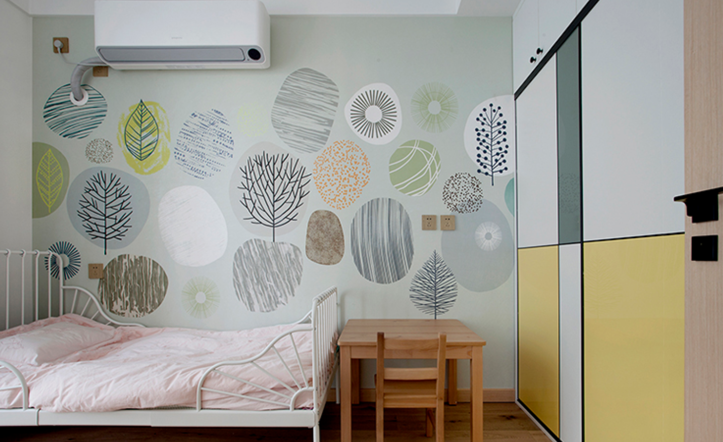 这是我见过最高级的工业风装修，卧室做抬高，既简单又大气