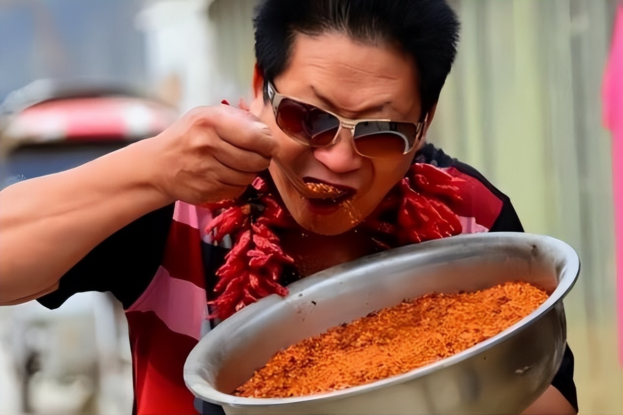 中国辣王李永志:每天5斤辣椒配白酒,破世界纪录,下场让人同情