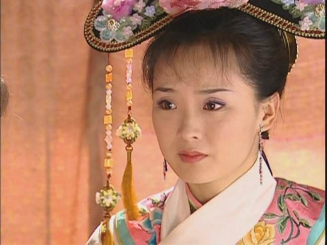 明明是同一个演员,但是在续篇中似乎换了脸,王后的脸发生了很大的变化。