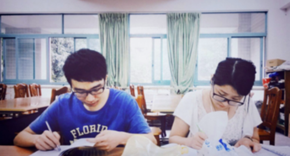 一男大学生给女生塞糖，却被同学视为恶作剧，网友：他长得像邓伦