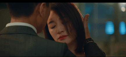 首播当晚，双卫视冠亚军，霸总靳东和“作女”李小冉的CP配一脸