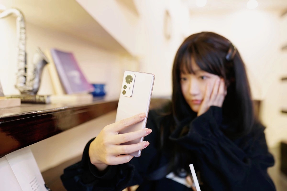 小米12 PRO: 死磕iPhone，设定温度生死线，常规操作：米粉直呼内行