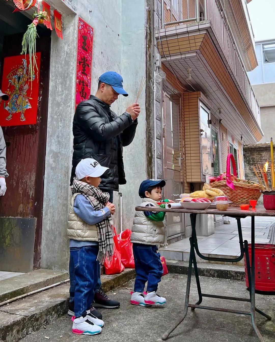 胡杏儿除夕随老公回老家祭祖，一家五口同框超幸福，三个儿子很帅