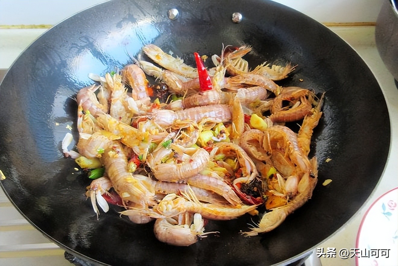 清蒸皮皮虾的家常做法(这皮皮虾做法你一定要学会，实在太简单，和外面吃的一个味)