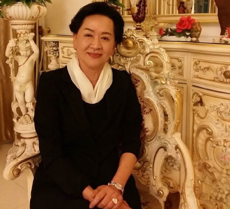 洪金梅：为嫁豪门，她穿了30年塑身衣，丈夫死后却只给她一块钱