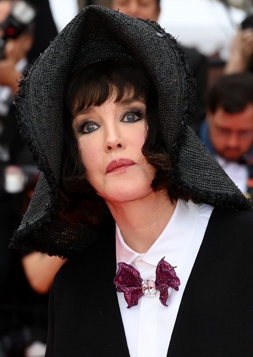 "法国第一美人"阿佳妮:为艺术献身68岁未婚,整容失败颜值崩塌