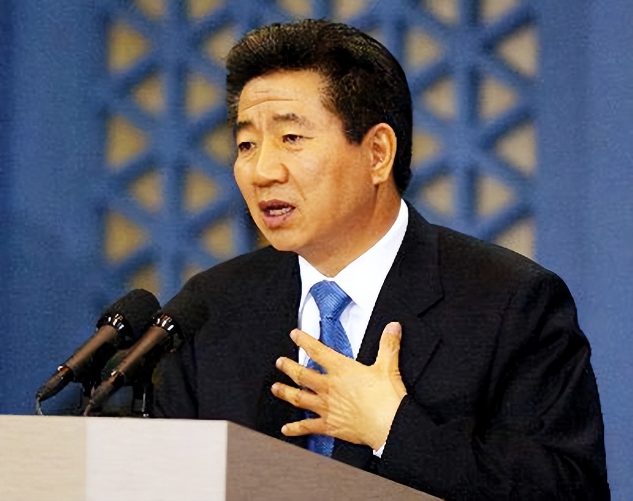 中韩世界杯教练入狱(出狱后山东寻根,派人去浙江祭祖