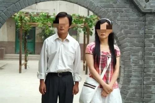 30年前我妈出轨，我爸带着我和弟弟讨生活，孤独一辈子也没有再婚