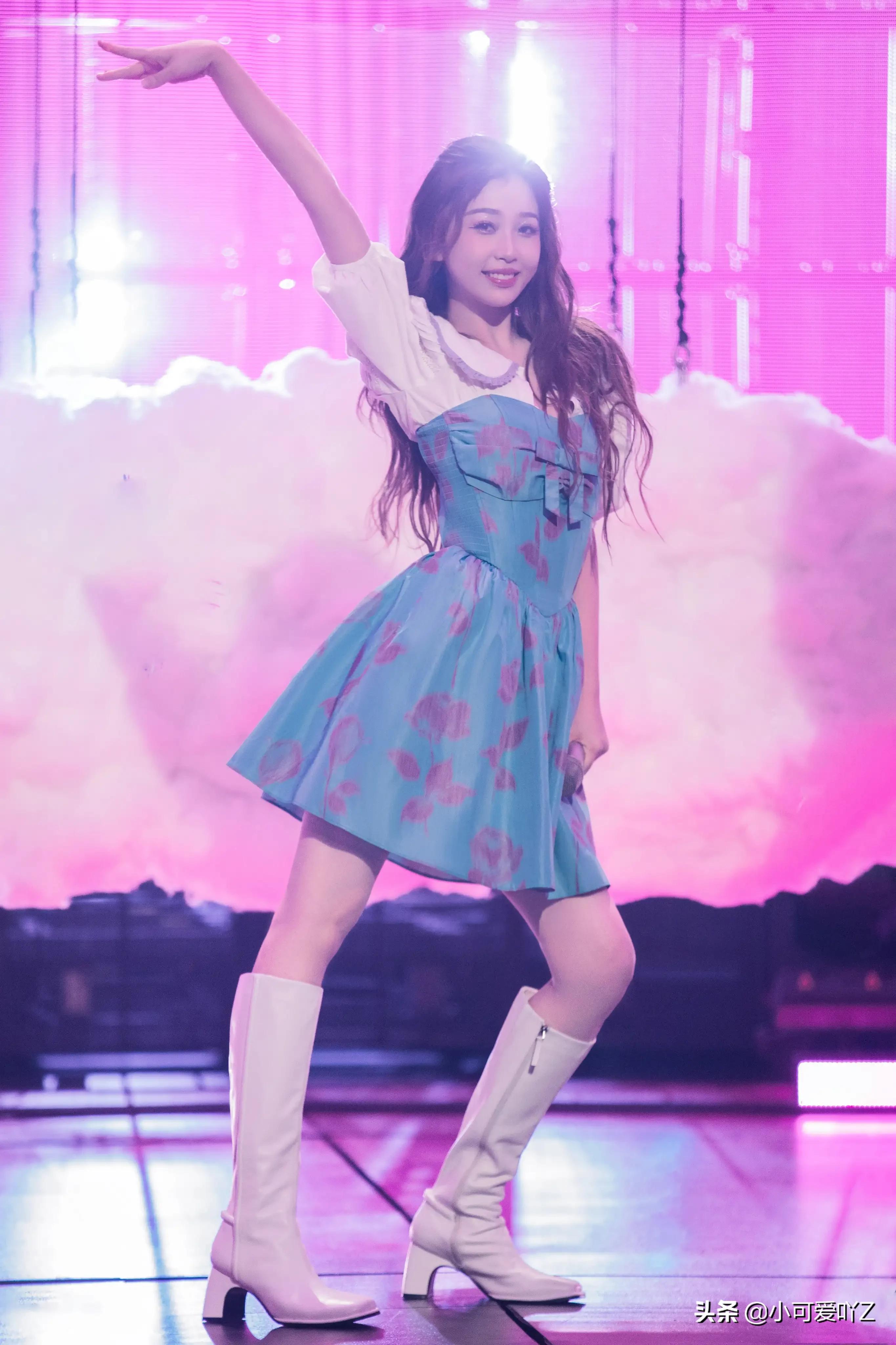 虞书欣，美人鱼造型，沙滩草裙，闪光在舞台上