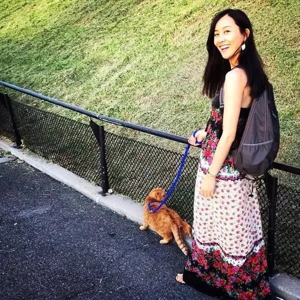 陈法拉罕见晒全家福，小米妮穿花袄拱手拜年，伸手要红包萌态十足