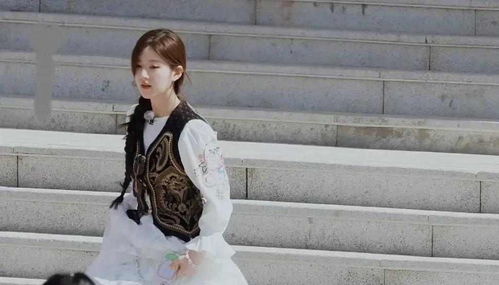 综艺《奔跑吧》直播截图中的赵露思小姐姐以及新疆收官路透哦