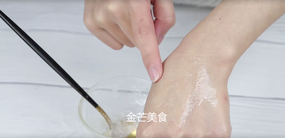 手上褶皱越来越多？教你一个简单好用的小方法，简单实用又省钱