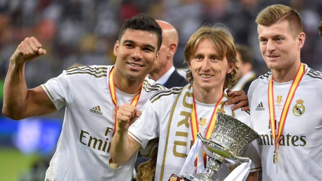 典礼中场的由来（典礼中场-中场位置的完美模板，巨舰起航的关键助力）