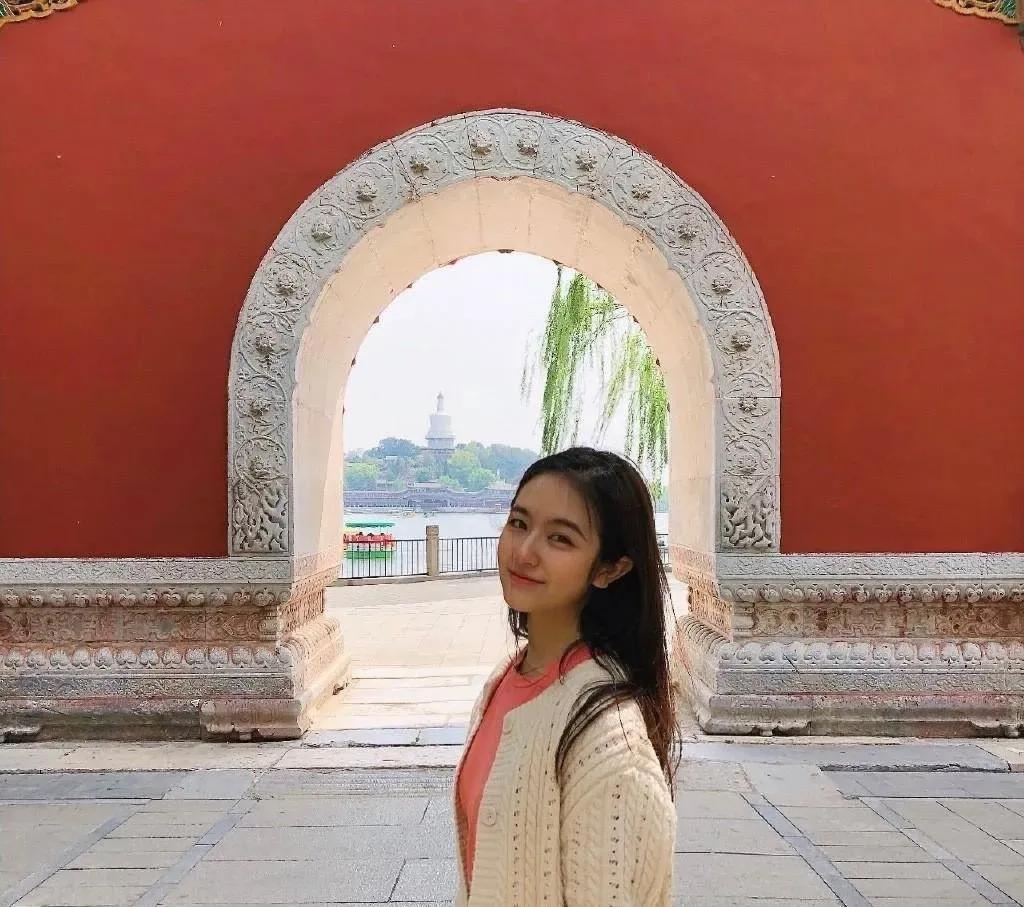 李兰迪瘦下来后，突出精致的五官，清纯软糯的样子真美呀