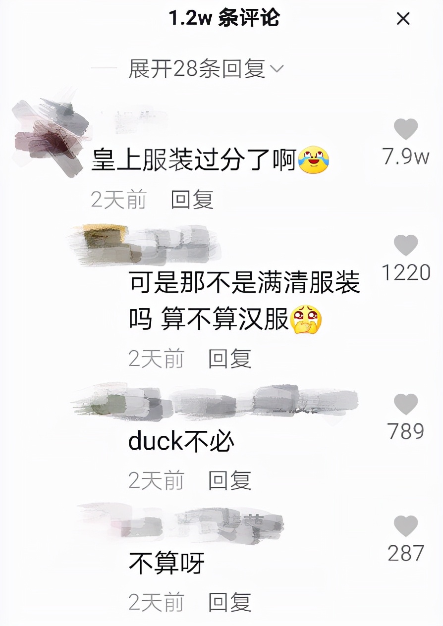 广东一学校设立汉服日，校内仙气飘飘，一男生穿龙袍打饭引人注目