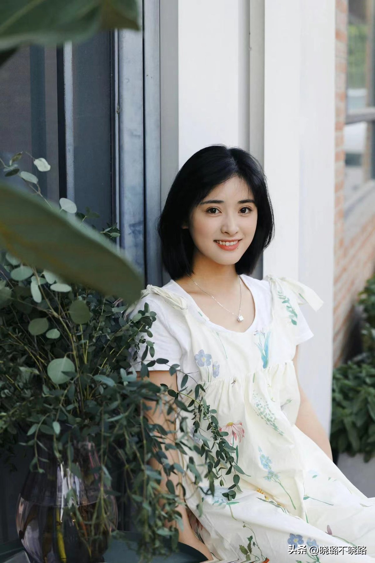 胖臉適合什么發型（方、圓臉的女生，放棄你的長發吧！試試這3種短發，洋氣還顯臉小）