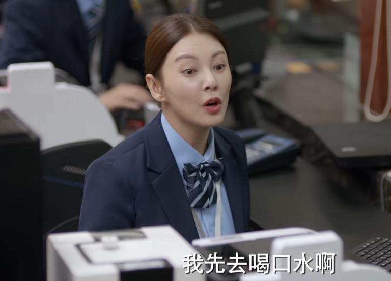 赵丽颖的细纹，老太太发黄的背心，扑面而来的寒酸才是真正的穷人