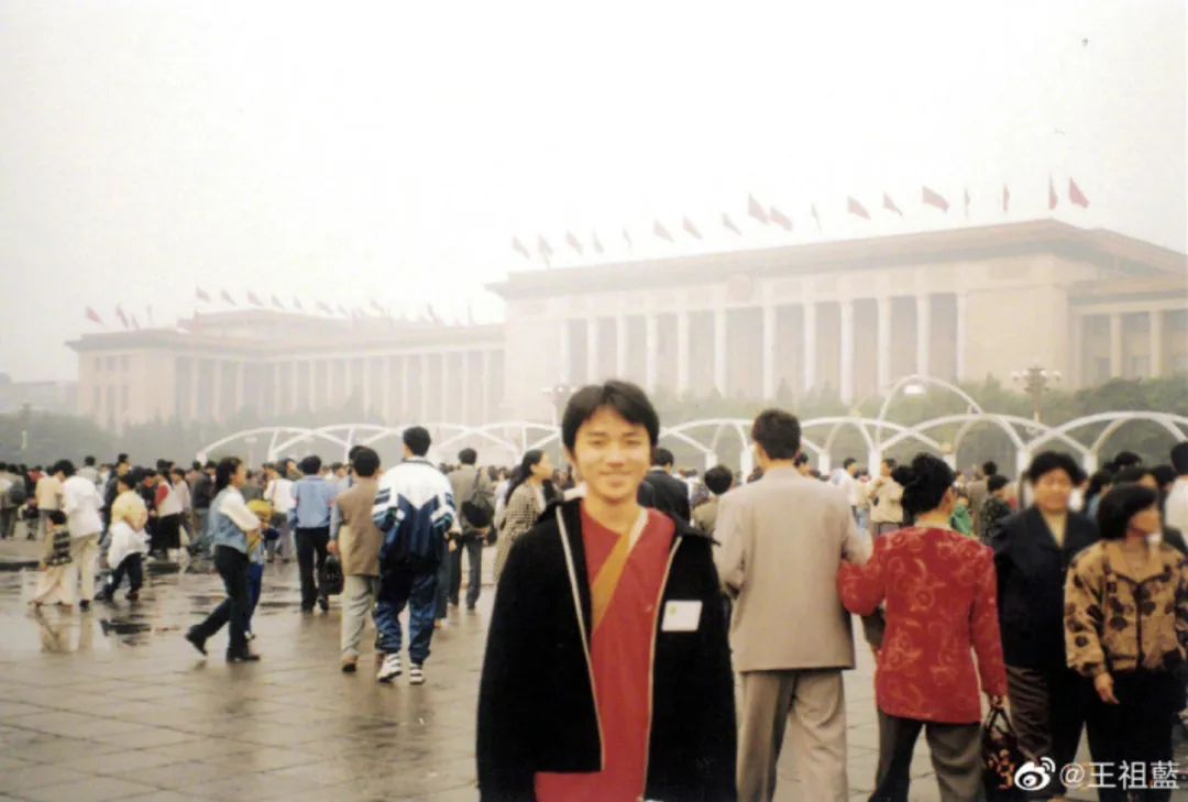 百位明星庆祝香港回归25周年，王祖蓝晒对比照，陈伟霆推新歌欢庆