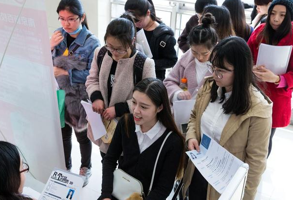“内卷”下的学历贬值？深圳街道办事处工作人员，近7成是名校生