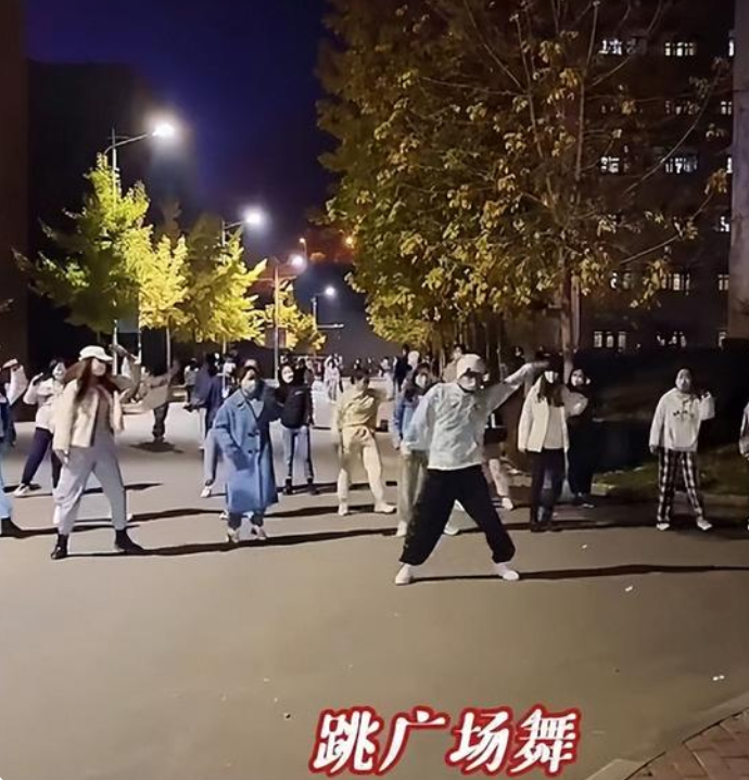 大学生封校期间都在干嘛？男生花式捉迷藏不算啥，女寝才有创意