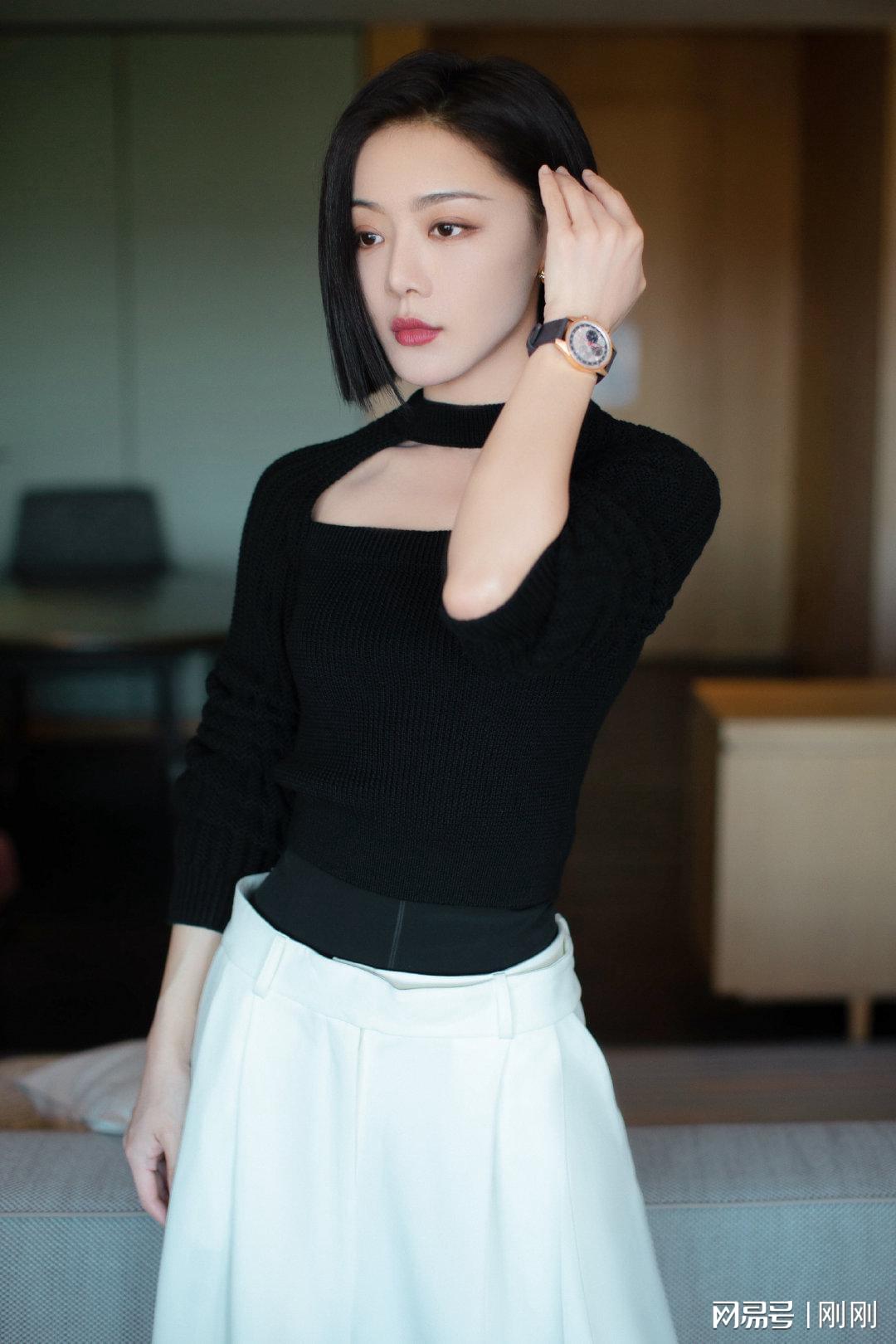 “小姨妈”邓家佳