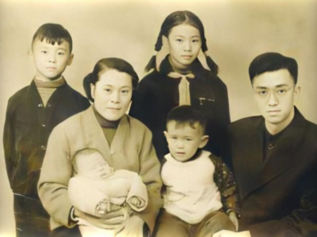 导演谢晋：三个儿子死得死病的病，黄连都没我的生活苦