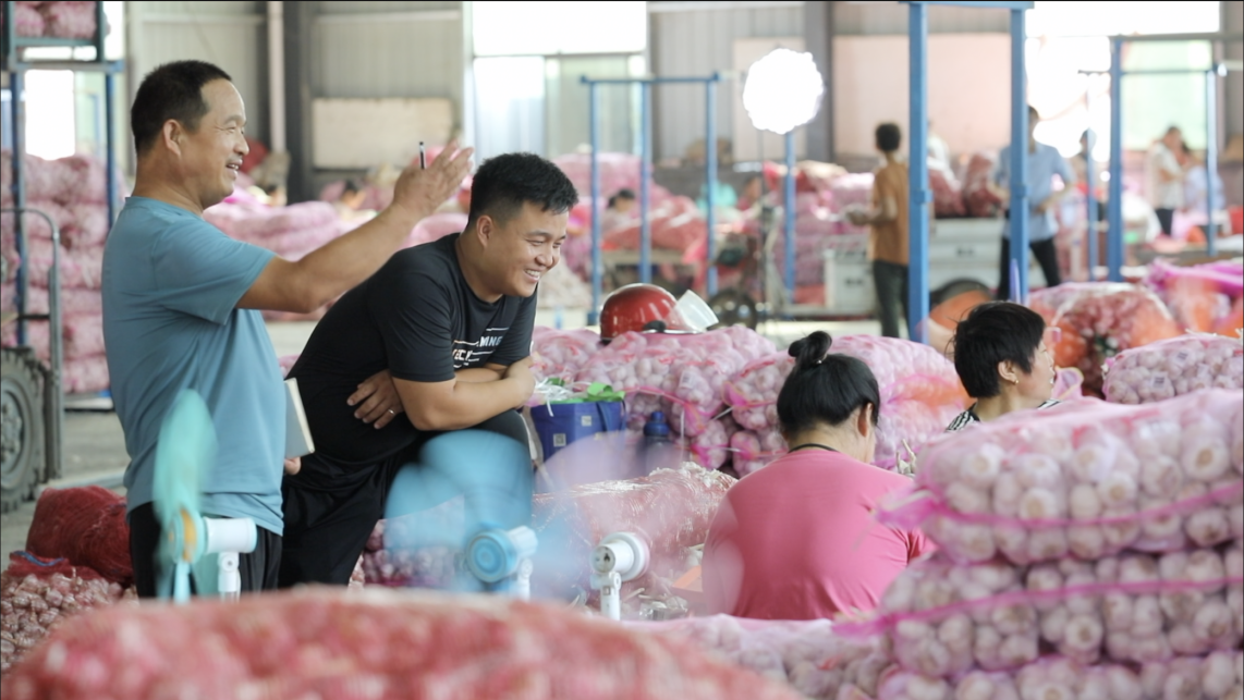 金乡大蒜线上拼出圈后：一业旺，百业兴，蒜农笑逐颜开