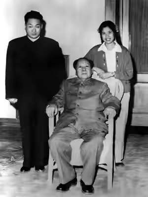 “1976年，一场悲剧的开始。在这年，有多少人倒在了这场风暴中？”