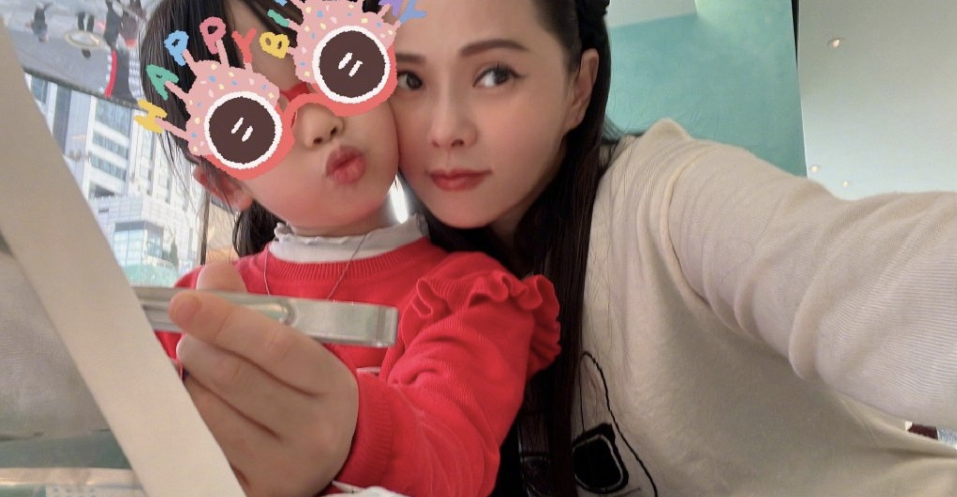 伊能静54岁生日，与女儿一起托腮卖萌像姐姐，发长文谈人生感恩
