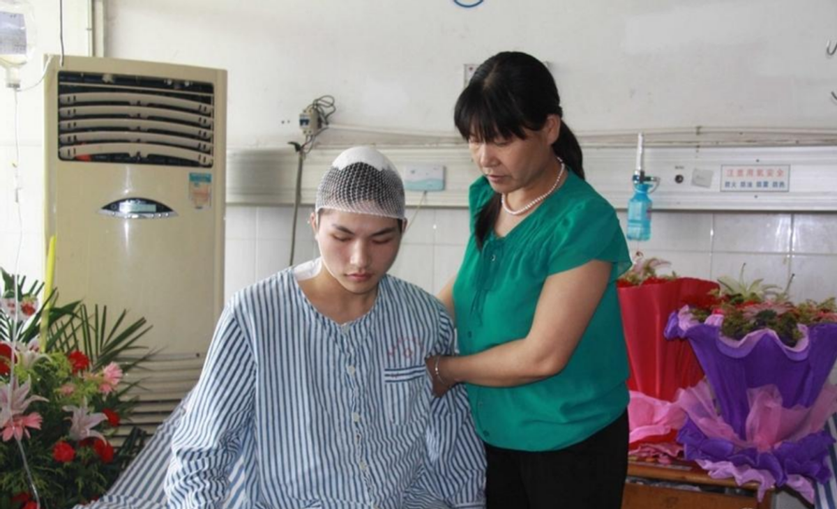 2014年，两名“夺刀少年”救下全车人后错过高考，后来怎么样了？