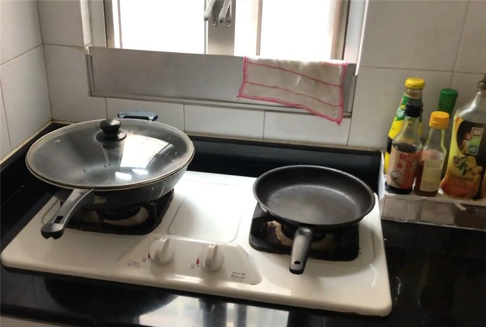香港4位姑娘合租35㎡蜗居：卧室仅有5㎡，客厅改成一间卧室