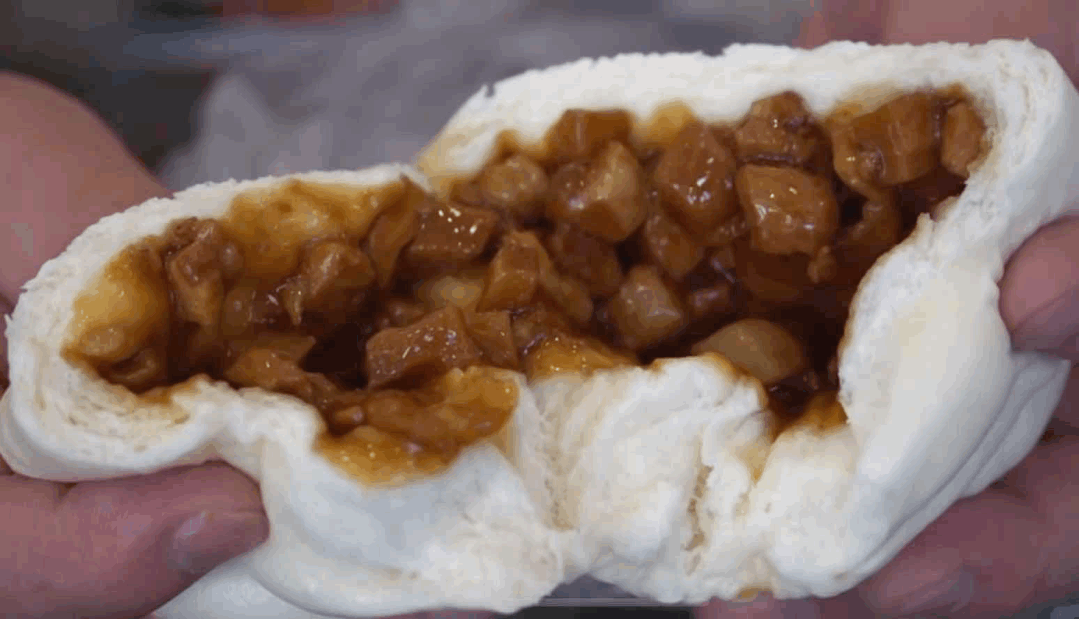 二人转里,东北人用幽默的语气唱着:"烙煎饼,坤面条,包子馒头热火烧,两