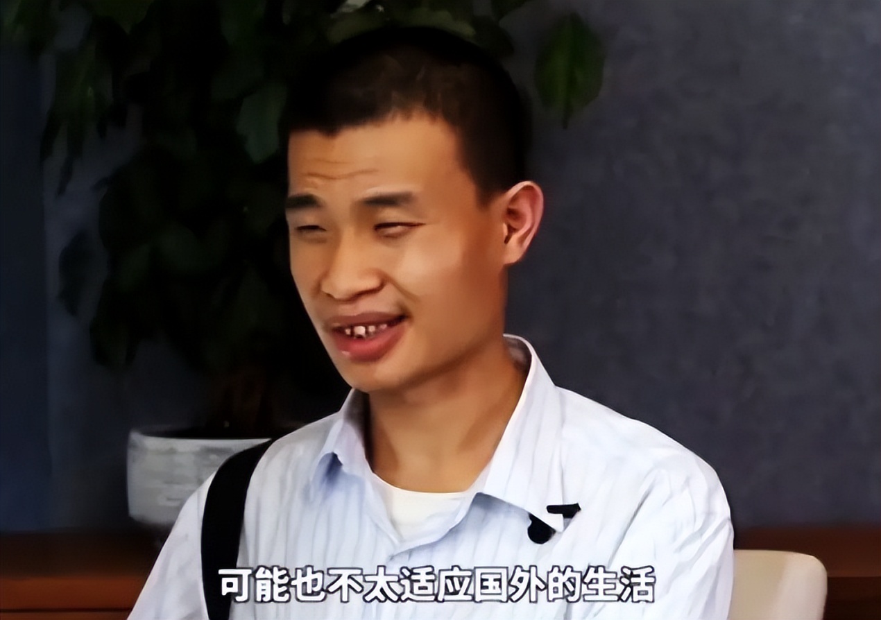 韦神高中上课照片流出，坐在讲台下闭目养神，老师都不敢轻易打扰