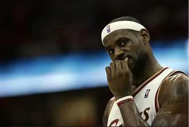 nba为什么会咬牙套（盘点NBA球星哪些标志性动作以及小怪癖，纳什喜欢摸鞋底再舔手指）