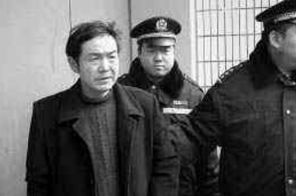 1998年儿子被伤害致死，父亲出家两年还俗，在仇人家门口引爆炸弹