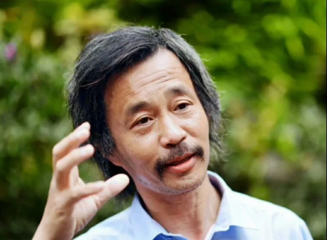 从流浪汉到国学大师,爆红又退网的沈巍,如今西装革履,存款百万