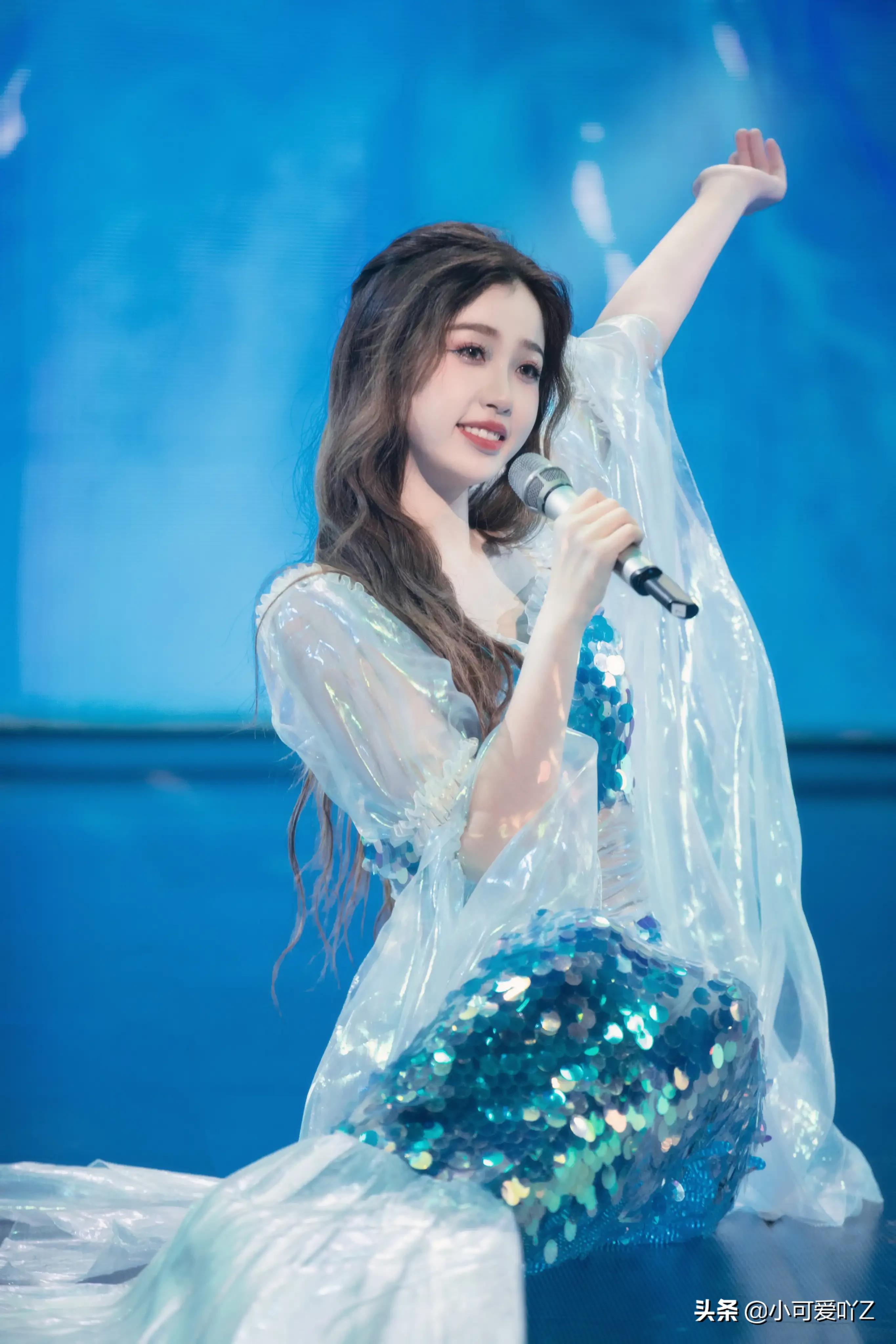 虞书欣，美人鱼造型，沙滩草裙，闪光在舞台上