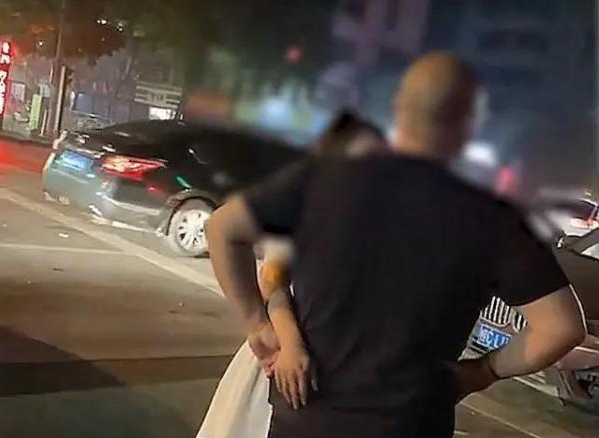 女子撞车想私了撒娇后续(十指相扣甚至搂抱撒娇，肇事车主事后居然打算用“美人计”私了)