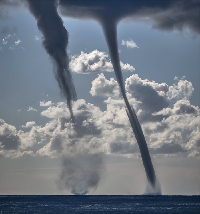 江苏高邮龙吸水(2007年,江苏高邮湖中出现水龙卷,内藏有黑影是不是龙