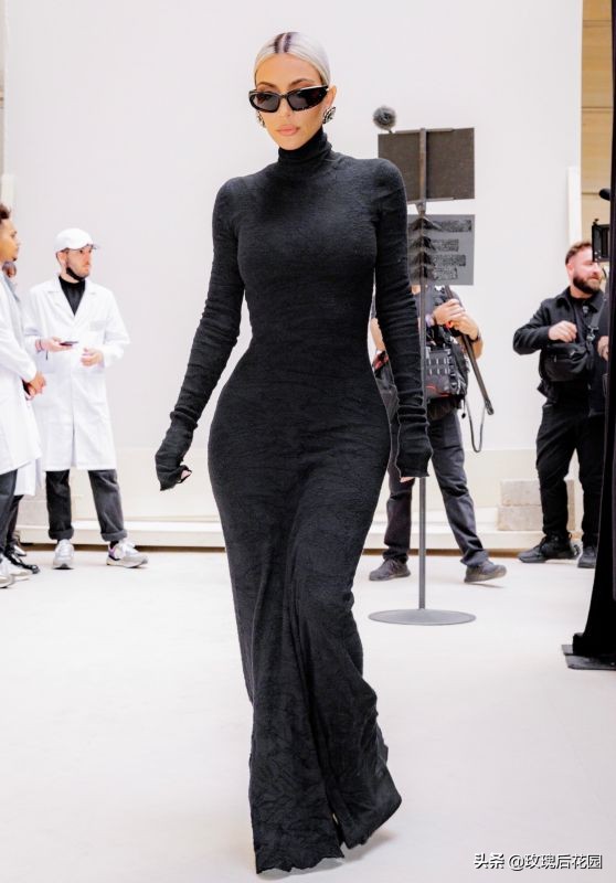 Kim Kardashian高挑有型，身穿黑色连身裙戴墨镜炫酷十足